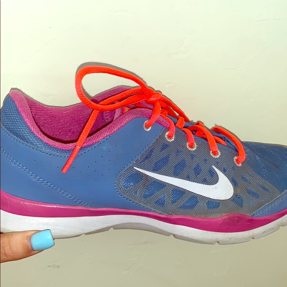 Nike sneakers / tennis shoes